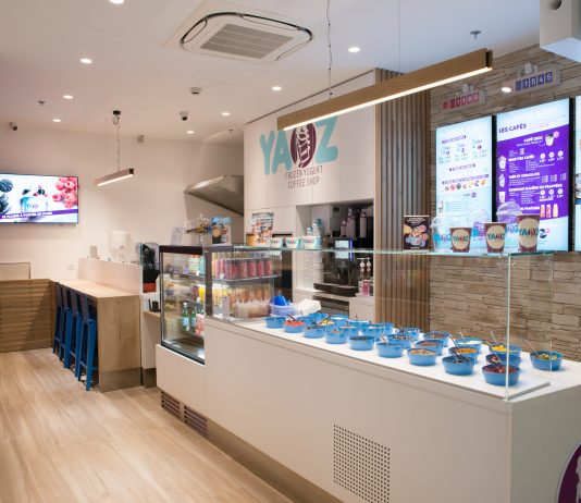 YAOZ L’ENSEIGNE DE YAOURTS GLACÉS OUVRE SES 3 PREMIÈRES FRANCHISES CETTE ANNÉE bar a topping